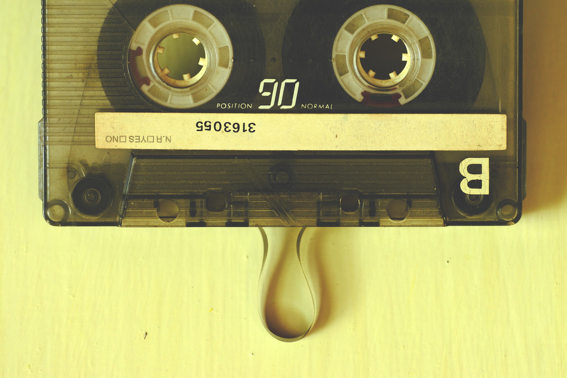 Звуки 90 х. Компакт кассета 90х. Аудиокассеты 90-х. Магнитофонные кассеты 90-х. Музыкальные кассеты 90 х.